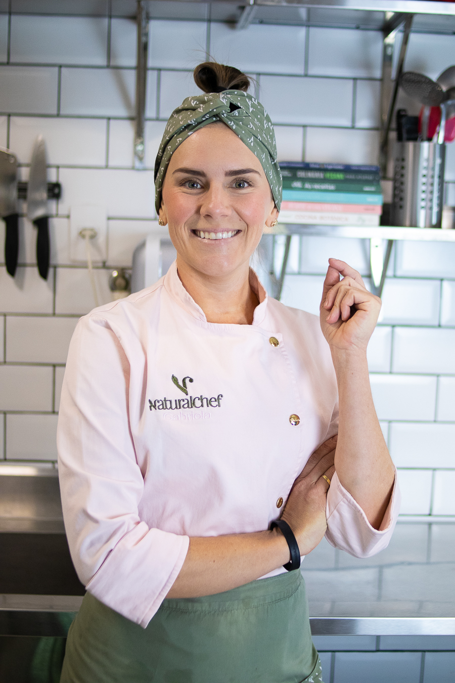Chef Gabi Paludo sorrindo em sua cozinha
